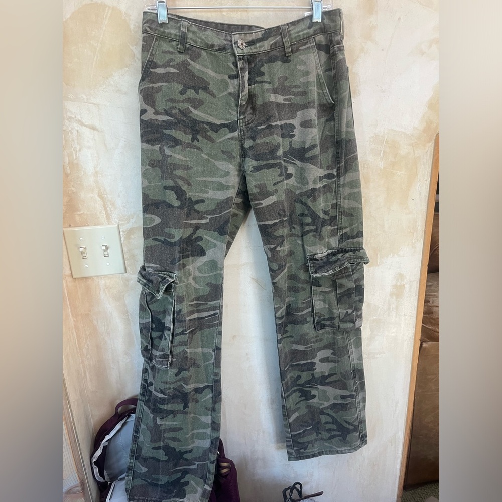 women’s cargo camo jeans size 2/size small